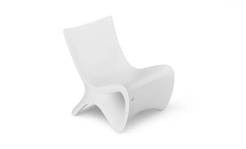 Autograph Modern Lounge Chair – Sculptural Design with Ergonomic Support