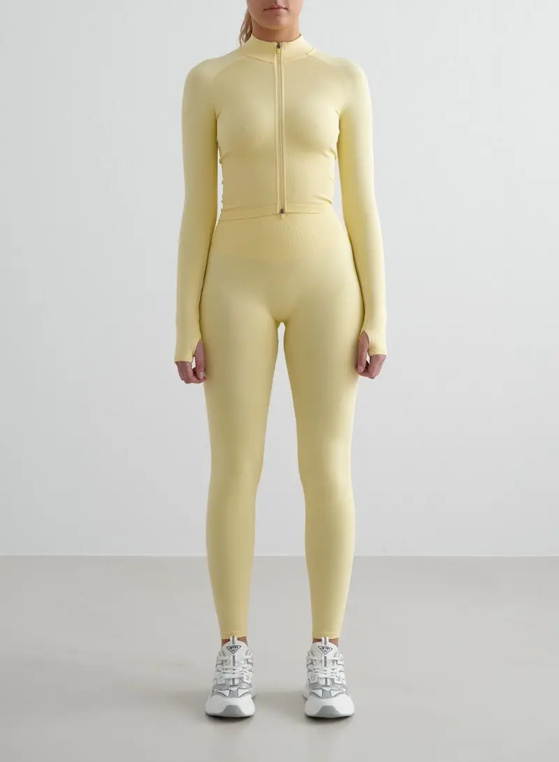Mellow Seamless Tights Paired with Zip-Up Jacket