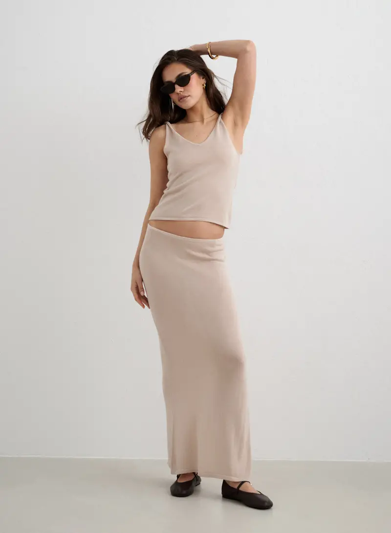 Sand Silk-Knit Maxi Skirt – Flowy Evening Look