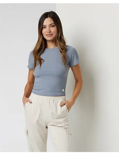 Vuori Pose Fitted Tee for Women – Short-Sleeve Performance Knit Top